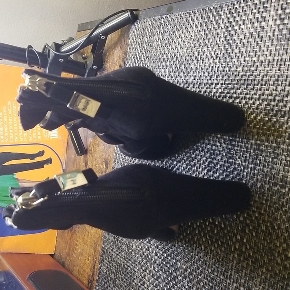 Marc Fisher caged black velvet pump - Picture 5 of 7